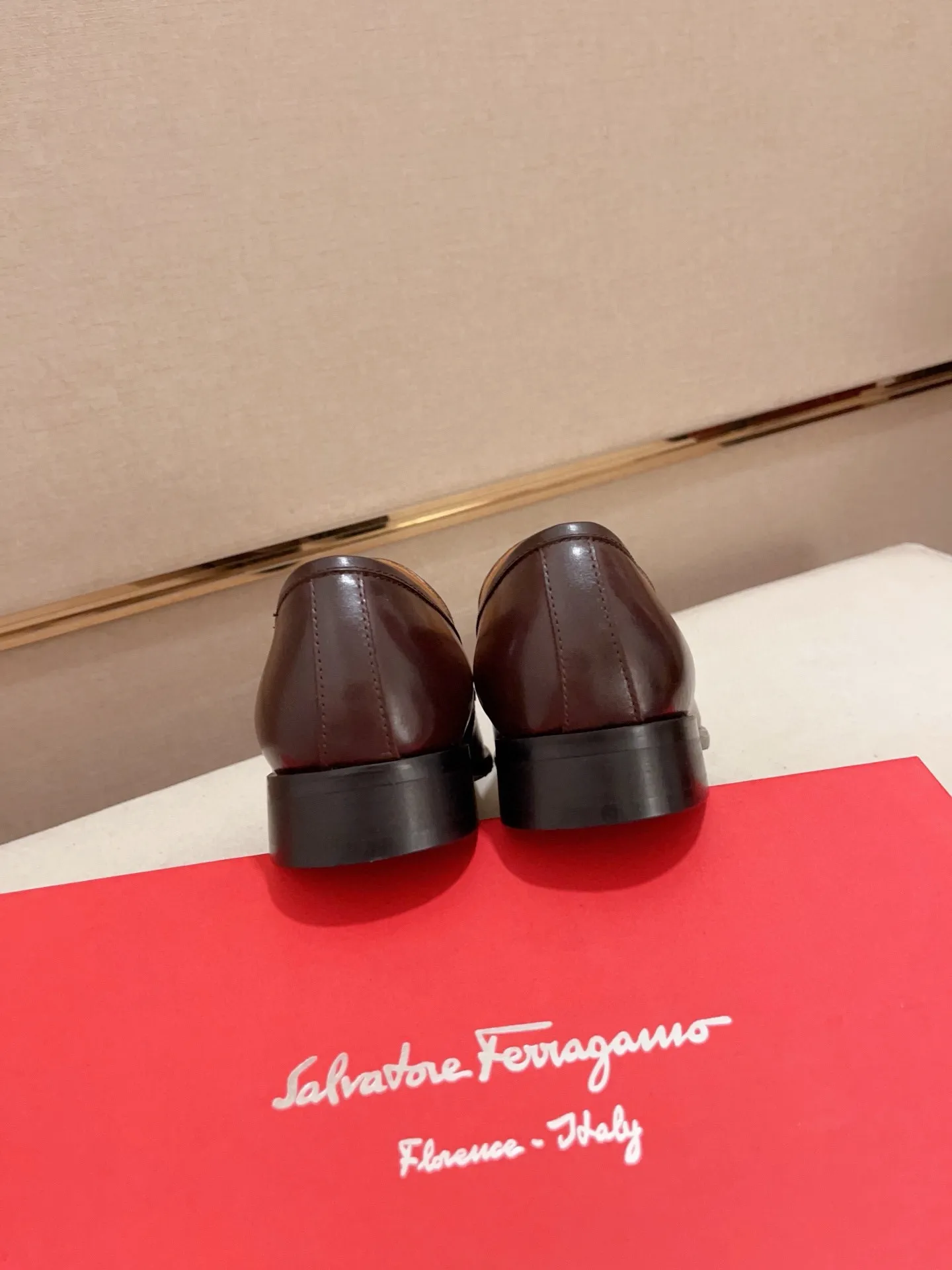 Men's shoes💰: 540💰 High version Ferragamo quality! 🆕🆕Exclusive hot-selling products in stock🔥🔥New products on the shelves, high-quality shoes, high-end driving shoes, with complete packaging! 💪 💪 Material: imported patented cowhide 🐂 + imported high-quality water-dyed cowhide lining + wear-resistant outsole 👍🏻👍🏻 Features: high-end and comfortable, purely handmade 🚀 🚀 Create the perfect shoes that suit you best 🔥 🔥 Size: (38-44) Can be customized 45 non-returnable!